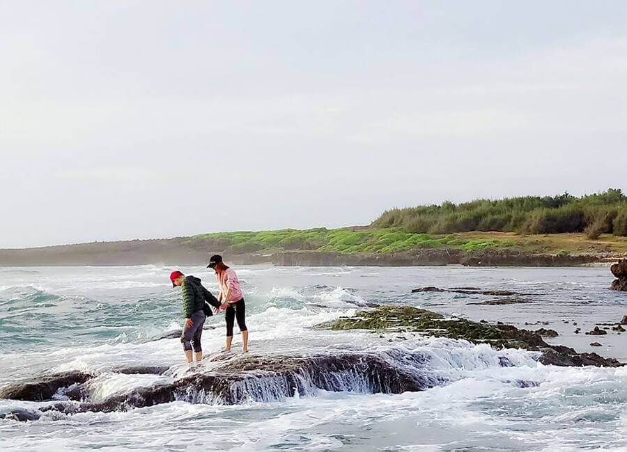 Tắm biển Hòn Đỏ Ninh Thuận