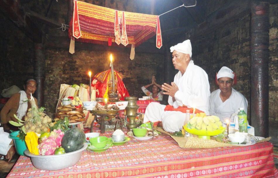 Lễ cúng bên trong tháp Pô Klông Garai