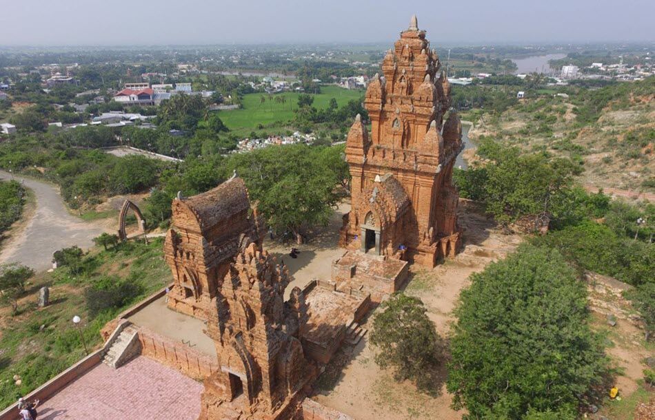 Tháp chàm Pô Klông Garai trên đồi trầu