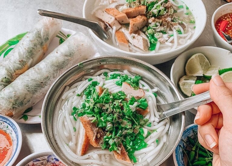 Bánh canh chả cá đậm vị chỉ có trong tour Vĩnh Hy