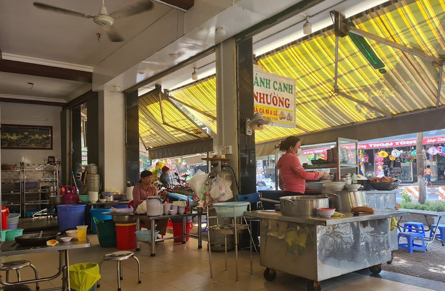 Không gian tại quán bánh canh Nhường