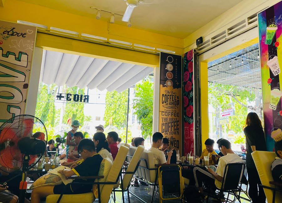 Không gian bên trong của quán cà phê Rio & Milktea 3