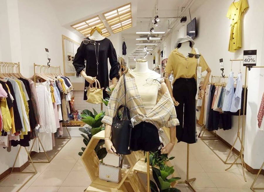 Không gian trưng bày sản phẩm tại shop thời trang Thoại Tùng (hình ảnh minh họa)