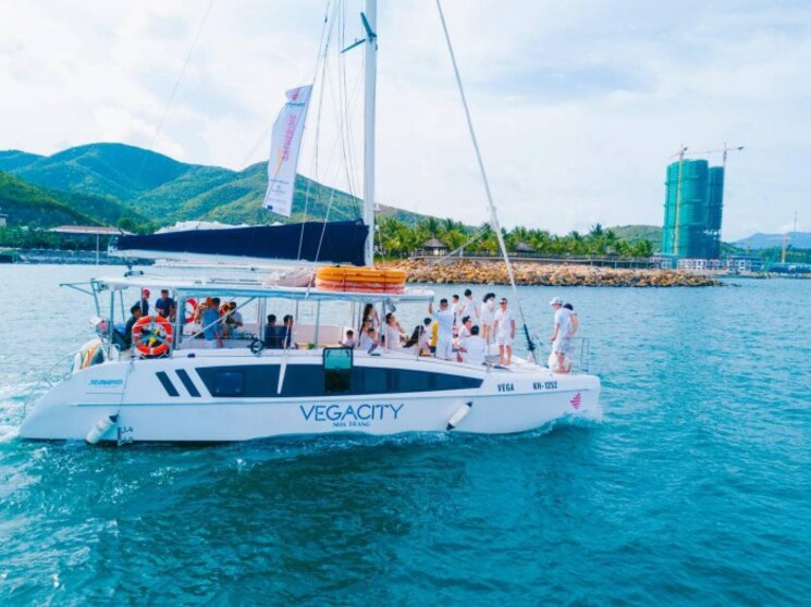 Tour Du Thuyền Vega Yacht Nha Trang [Cao Cấp]