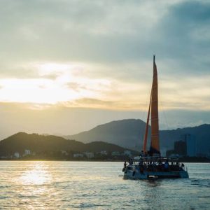 Ngắm hoàng hôn trên Du thuyền Catamaran Nha Trang