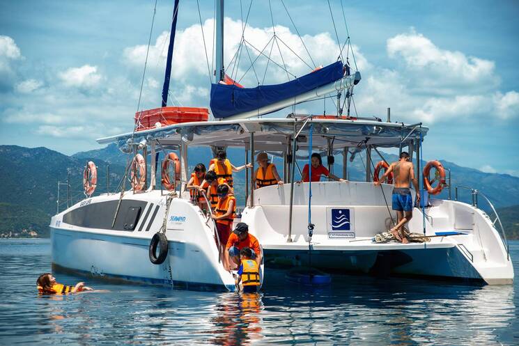 Tour Du thuyền Catamaran Nha Trang [Cực HOT – Cao Cấp]