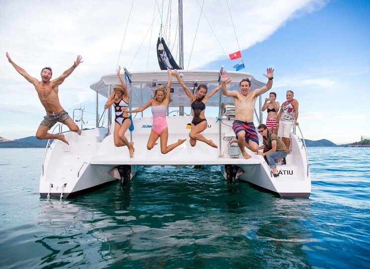 trải nghiệm tắm biển tuyệt vời từ Du thuyền Catamaran