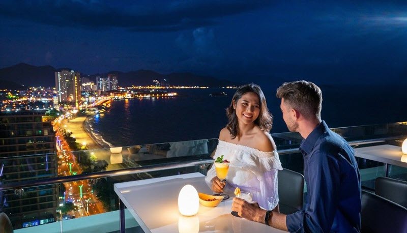 Altitude Rooftop Bar là điểm hẹn hò lý tưởng cho các cặp đôi