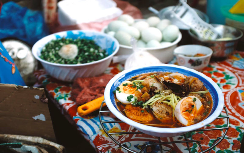 Bánh căn tại chợ đêm Phan Thiết