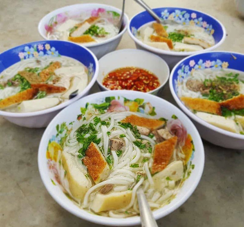 Bánh canh Bà Lý đã có từ lâu và thu hút nhiều khách du lịch ghé đến