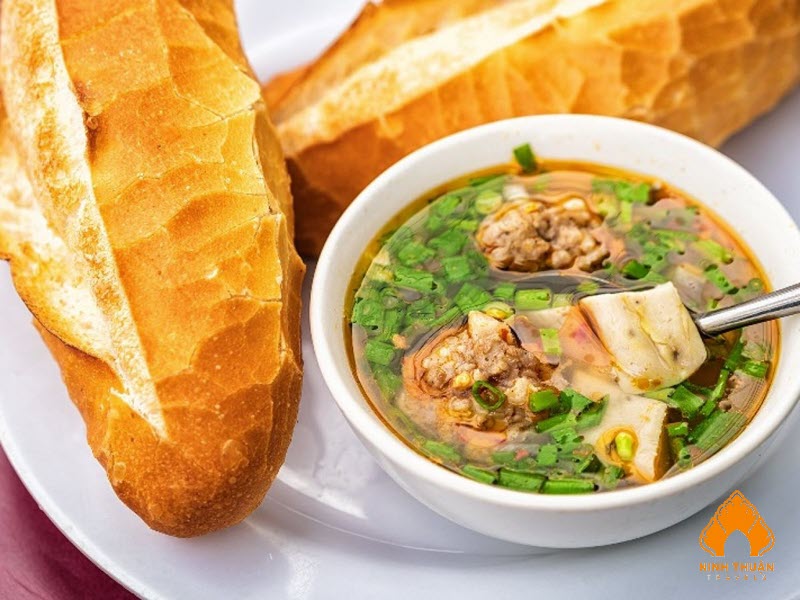 Bánh mì xíu mại cô Hai