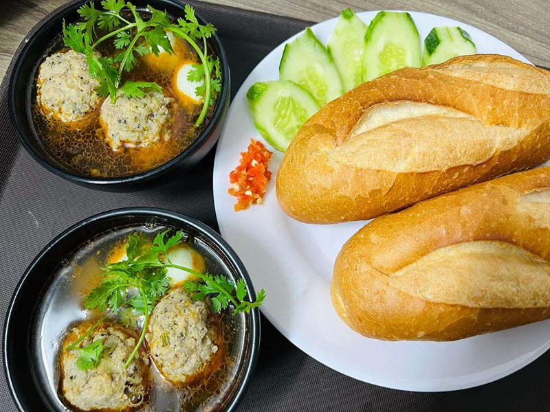 Bánh mì xíu mại tại chợ đêm có hương vị thơm ngon, béo béo