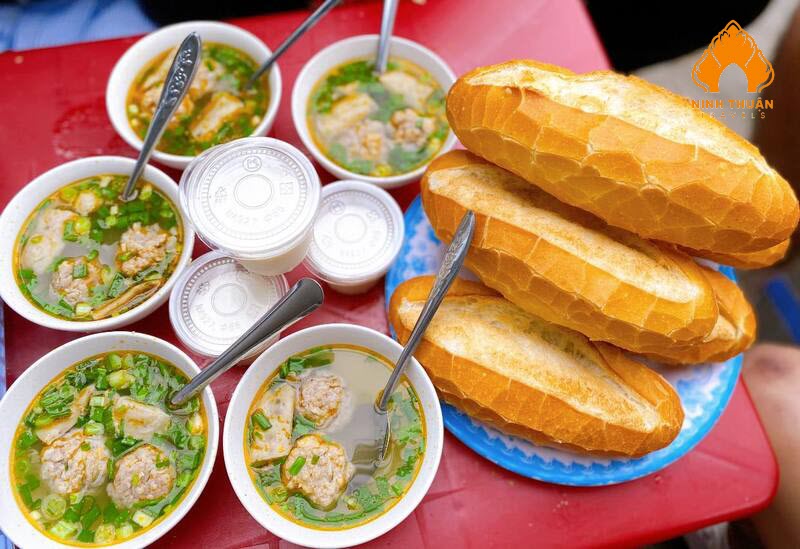 Giới thiệu về bánh mì xíu mại Đà Lạt