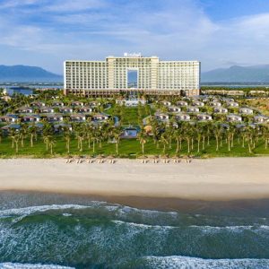 Golden Peak Resort Nha Trang nằm trên một ốc đảo yên bình và hoang sơ