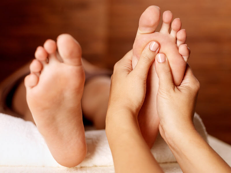 Kỹ thuật này bao gồm việc massage và bấm huyệt ở bàn chân, kết hợp ngâm chân trong thảo dược