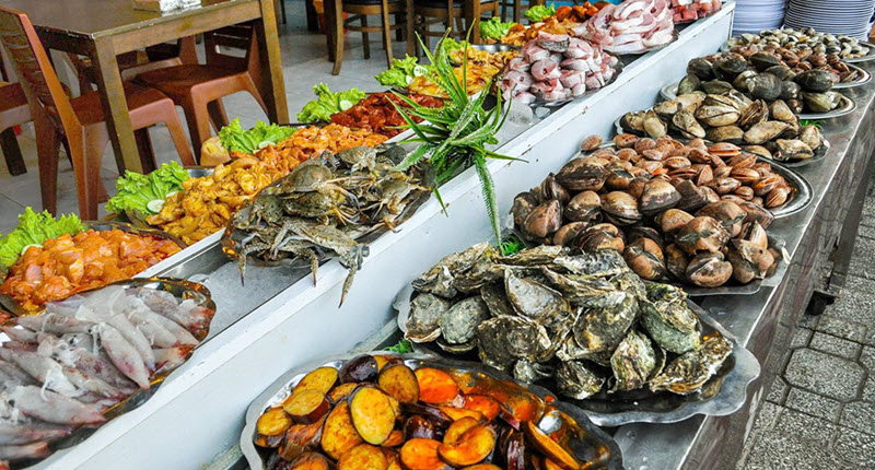 Roly Buffet với thiết kế như một khu vườn nướng, mang đến không khí thoáng đãng, gần gũi