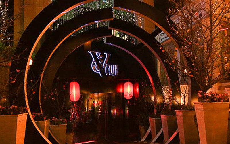 V Club Bar thu hút khách hàng bởi hệ thống sân khấu và dàn âm nhạc chuyên nghiệp