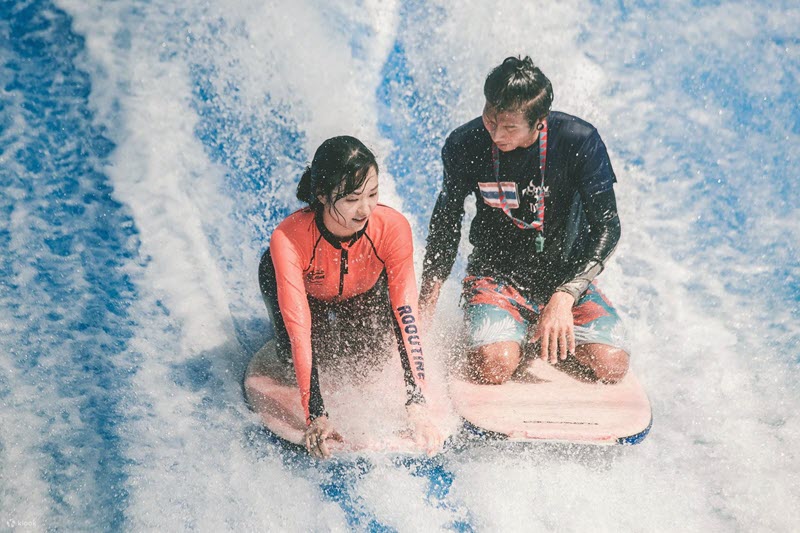 Trải nghiệm môn lướt sóng nhân tạo Flowrider