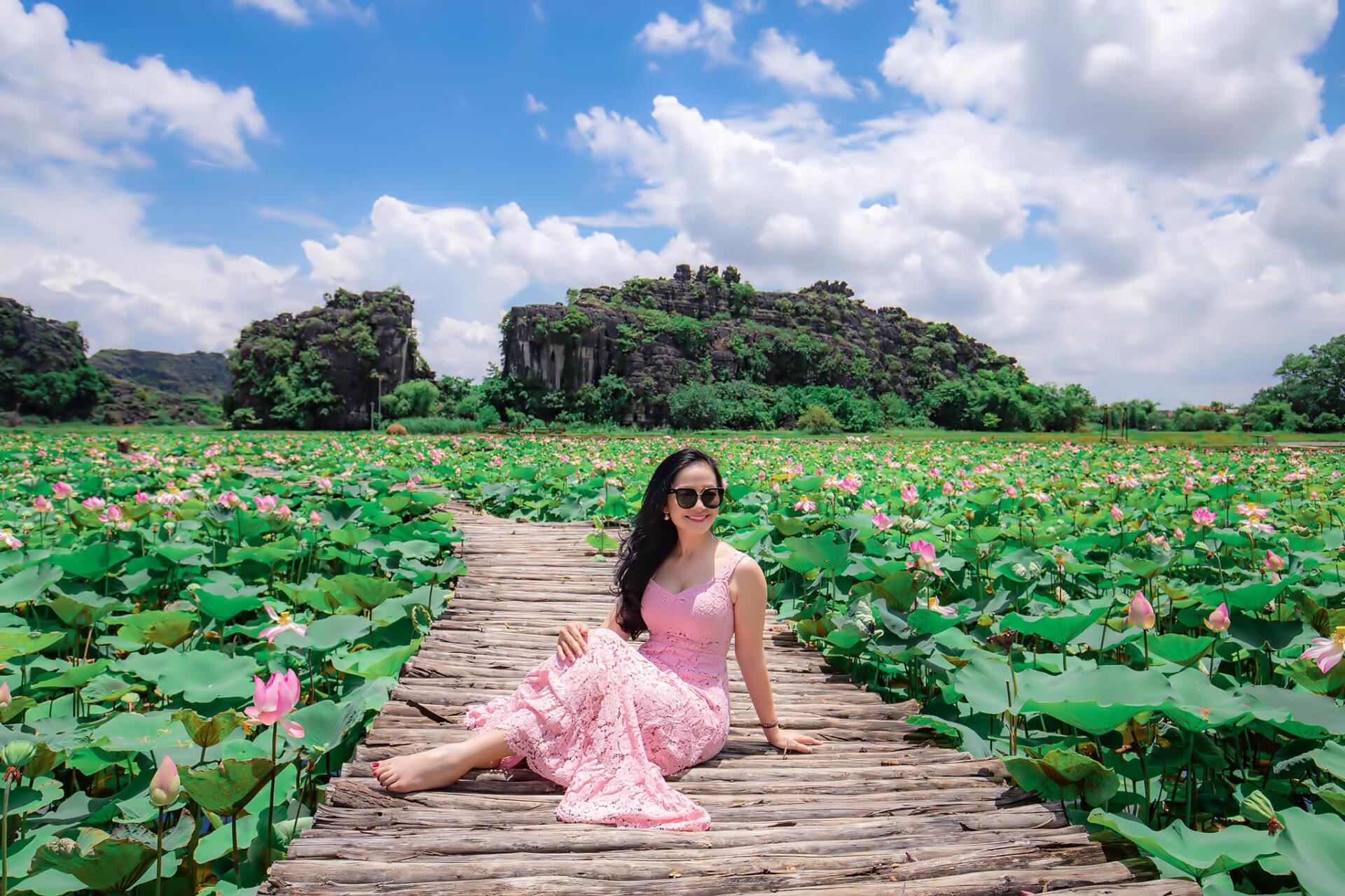 Bạn có thể mang thêm trang phục để thay ra, chụp hình cho đa dạng. Đảm bảo là sẽ chẳng ai biết đây là chuyến đi "tích hợp 2 trong 1" đâu