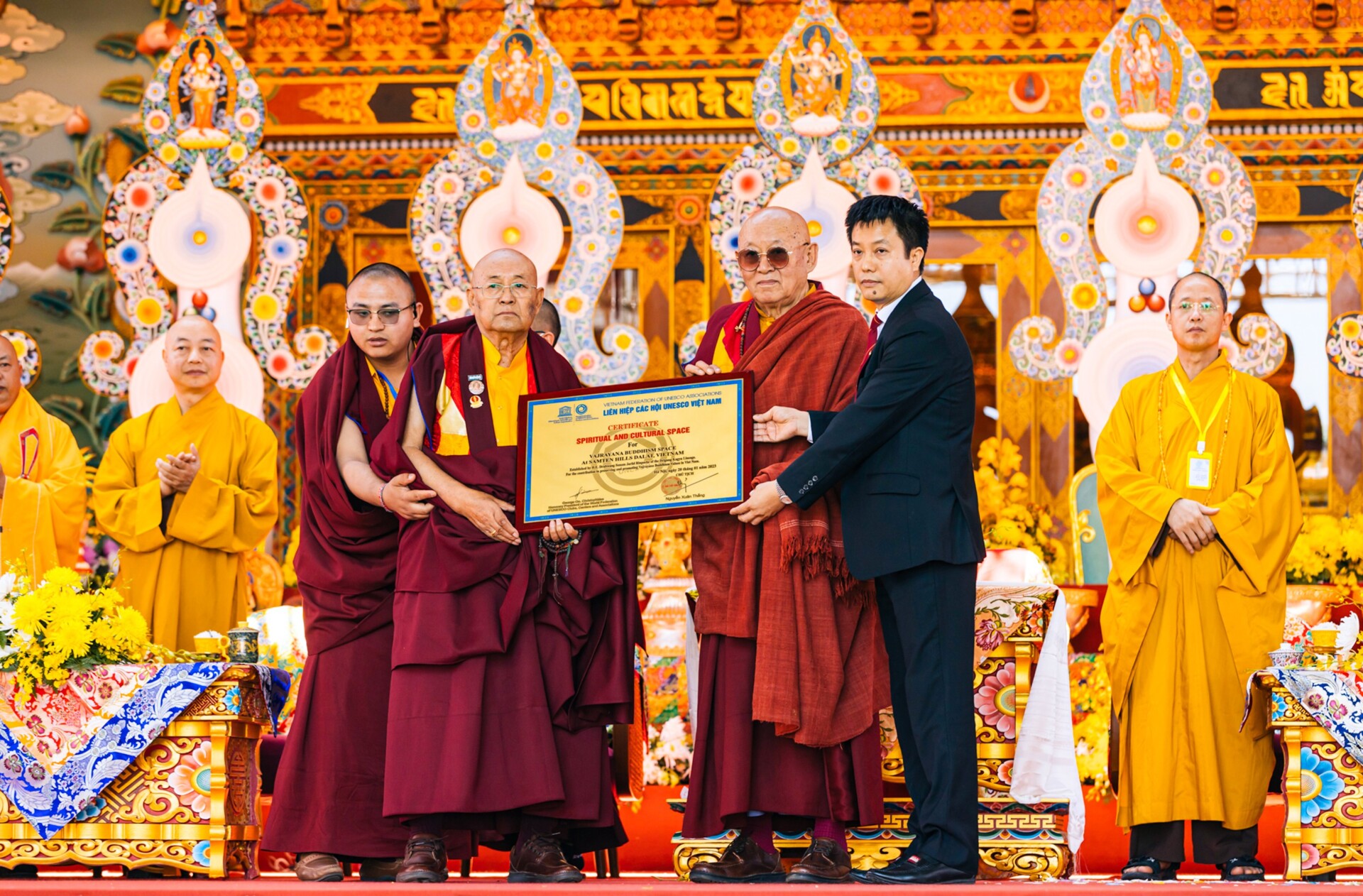 Tại buổi lễ khánh thành, Liên hiệp Hội UNESCO Việt Nam cũng trao chứng nhận không gian văn hóa tâm linh cho không gian phật giáo Kim Cương thừa tại Samten Hills Dalat.