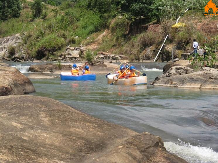 Trải nghiệm trèo thuyền mạo hiểm tại Waterland Suối Thạch Lâm