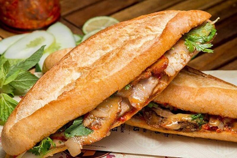 Bánh mì Đà Nẵng hấp dẫn nhiều thực khách nhờ hương vị thơm ngon, quyến rũ