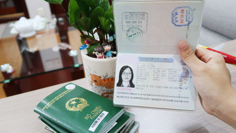 Bạn hãy cố gắng sắp xếp tự mình đi nhận kết quả visa