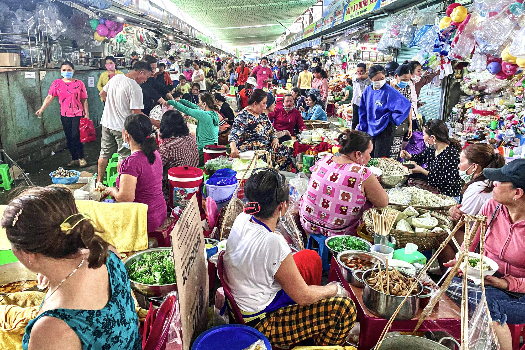 Street Food - Thiên đường ăn vặt tại chợ Cồn