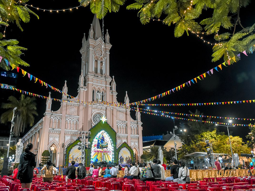 Nhà thờ Chính Tòa Đà Nẵng rực sáng đêm Noel 