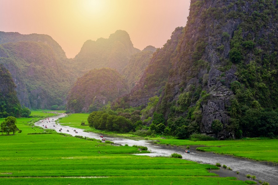 Tam Cốc - Ninh Bình vào mùa lúa xanh ngát