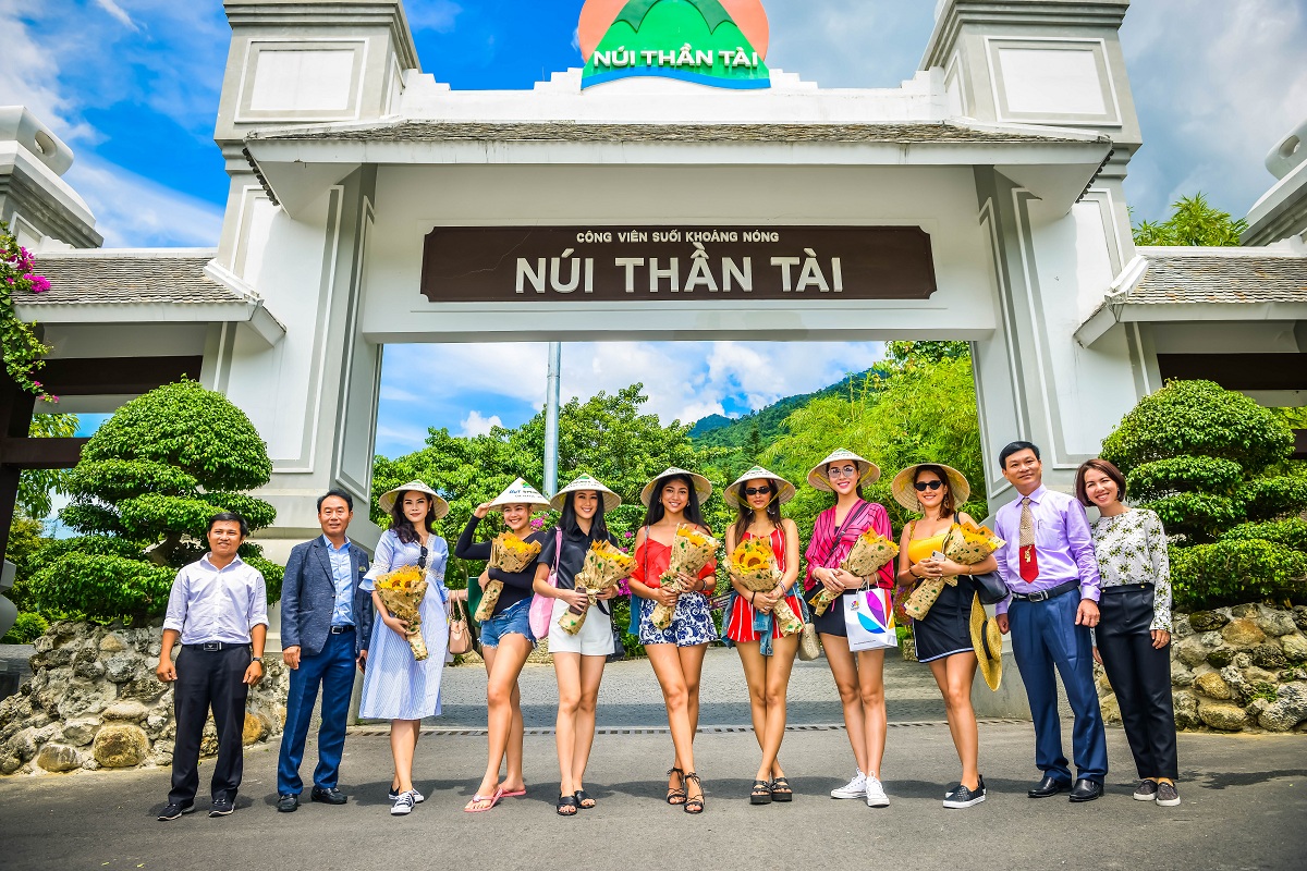 Du khách tham gia tour Núi Thần Tài tại Đà Nẵng