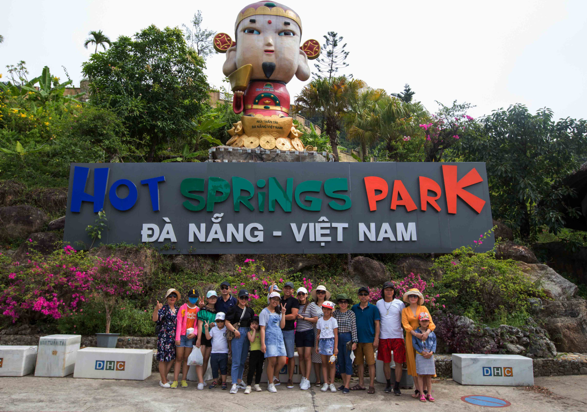 Tour Núi Thần Tài Đà Nẵng 1 Ngày: Tắm Suối Khoáng Nóng
