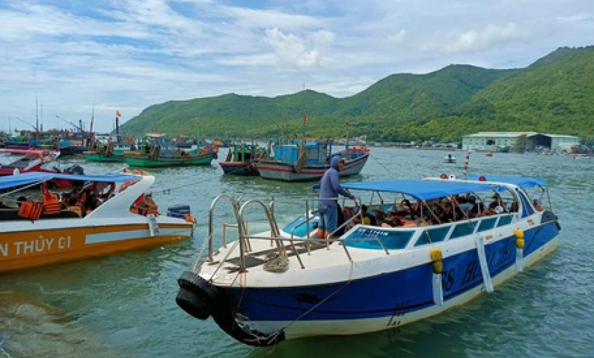 Di chuyển ra đảo bằng tàu du lịch