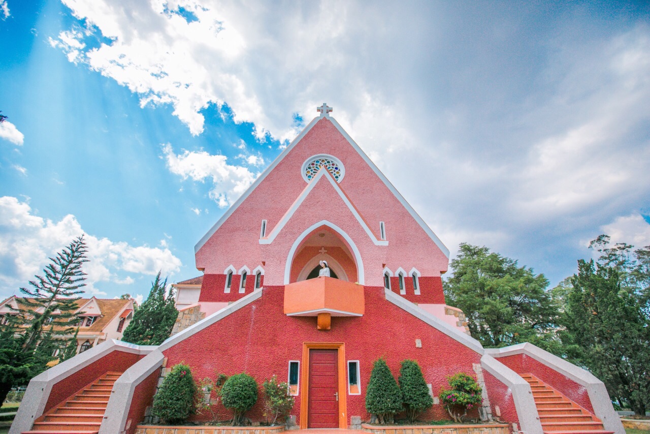 Sắc hồng đặc trưng chính là điểm thu hút du khách đến với nhà thờ Domaine De Marie