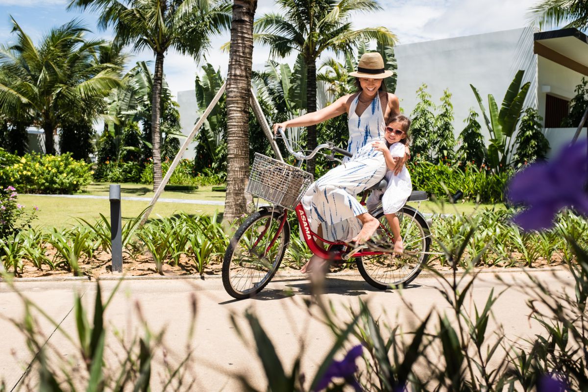 Đạp xe quanh khuôn viên Movenpick Phú Quốc