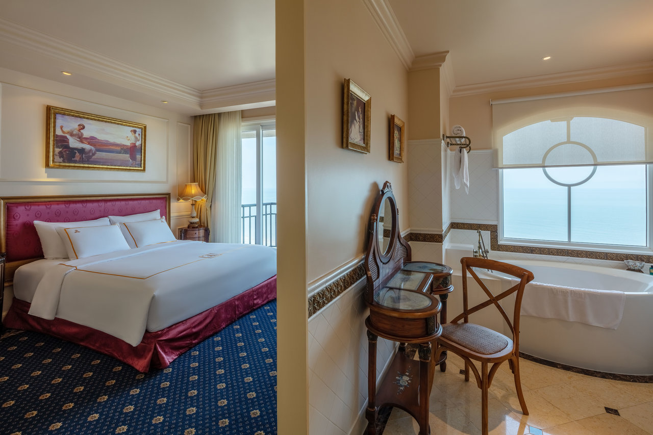 Grand Suite - Phòng ngủ hướng biển tại Khách sạn Imperial Vũng Tàu