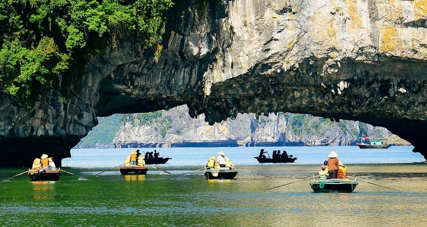 Khám phá Hang Luồn Hạ Long - Quảng Ninh