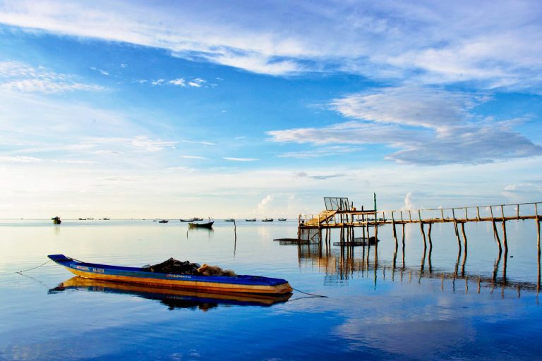 Khung cảnh bình yên tại làng chài Hàm Ninh 