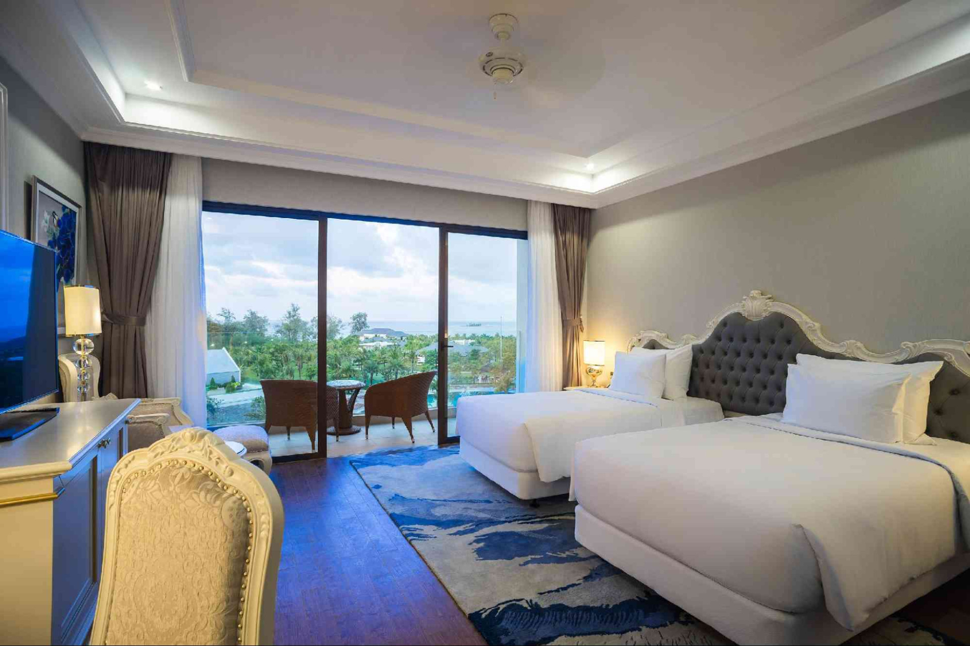 Tất cả phòng khách sạn tại Radisson Blu Phú Quốc đều hướng ra biển hoặc hồ bơi.