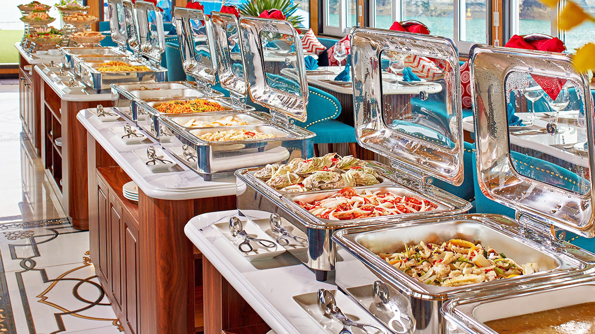 Thưởng thức Buffet trên du thuyền