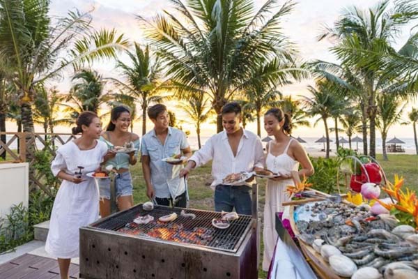 Tiệc BBQ hải sản là điều không thể thiếu khi khám phá Bãi Khem Phú Quốc