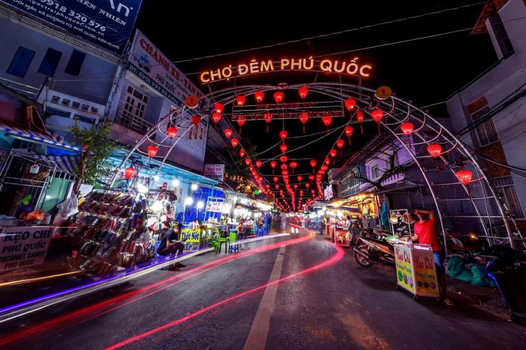 Chợ đêm Phú Quốc càng về đêm càng náo nhiệt 