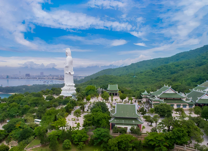 Chiêm ngưỡng ngôi chùa Linh Ứng tuyệt đẹp nằm trên bán đảo Sơn Trà