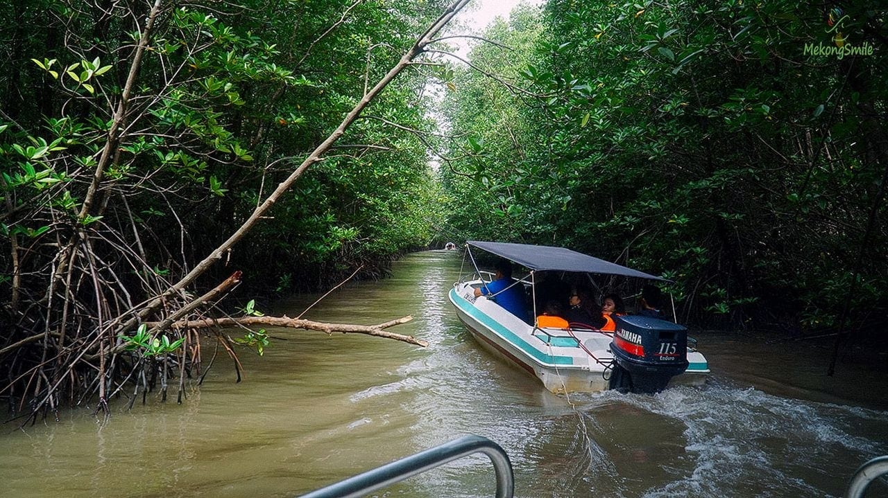 Cano vào khu du lịch Mũi Cà Mau