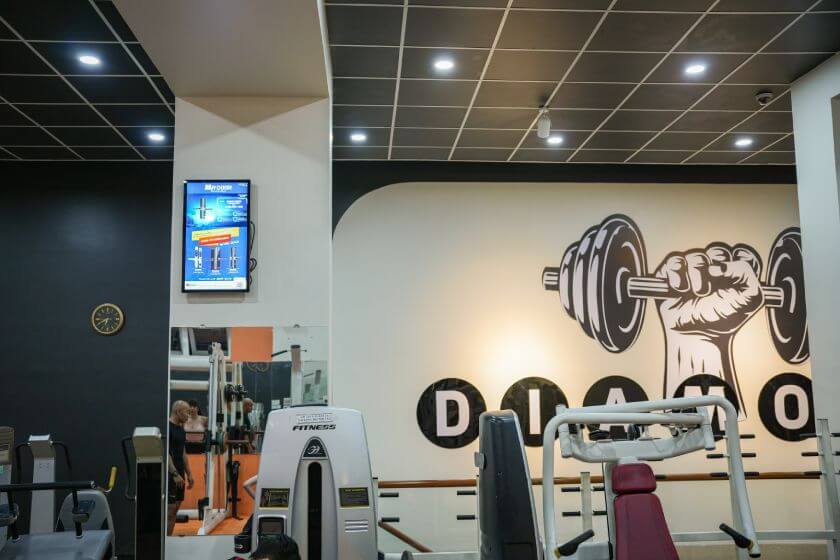 Lợi ích khi sử dụng màn hình quảng cáo LCD treo tường tại phòng tập Gym, Yoga