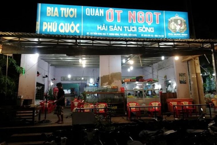 Quán chỉ mở cửa phục vụ khách hàng từ 17 giờ chiều mỗi ngày