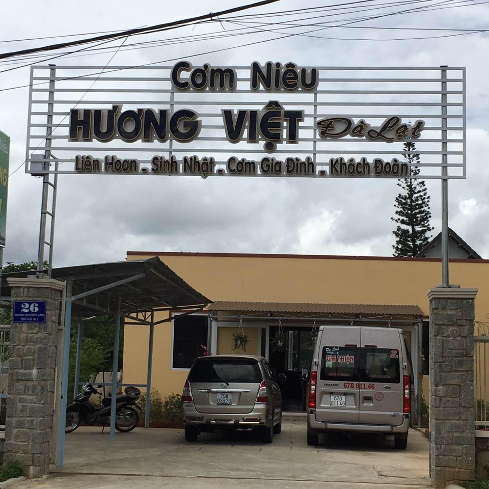 Nhà hàng cơm niêu Hương Việt có diện tích rộng rãi cùng bãi đậu xe lớn, thích hợp cho những đoàn khách đông người