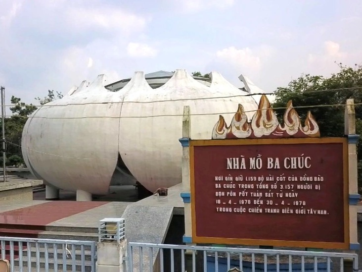 Tham quan nhà mồ Ba Chúc (nguồn: Sưu tầm)