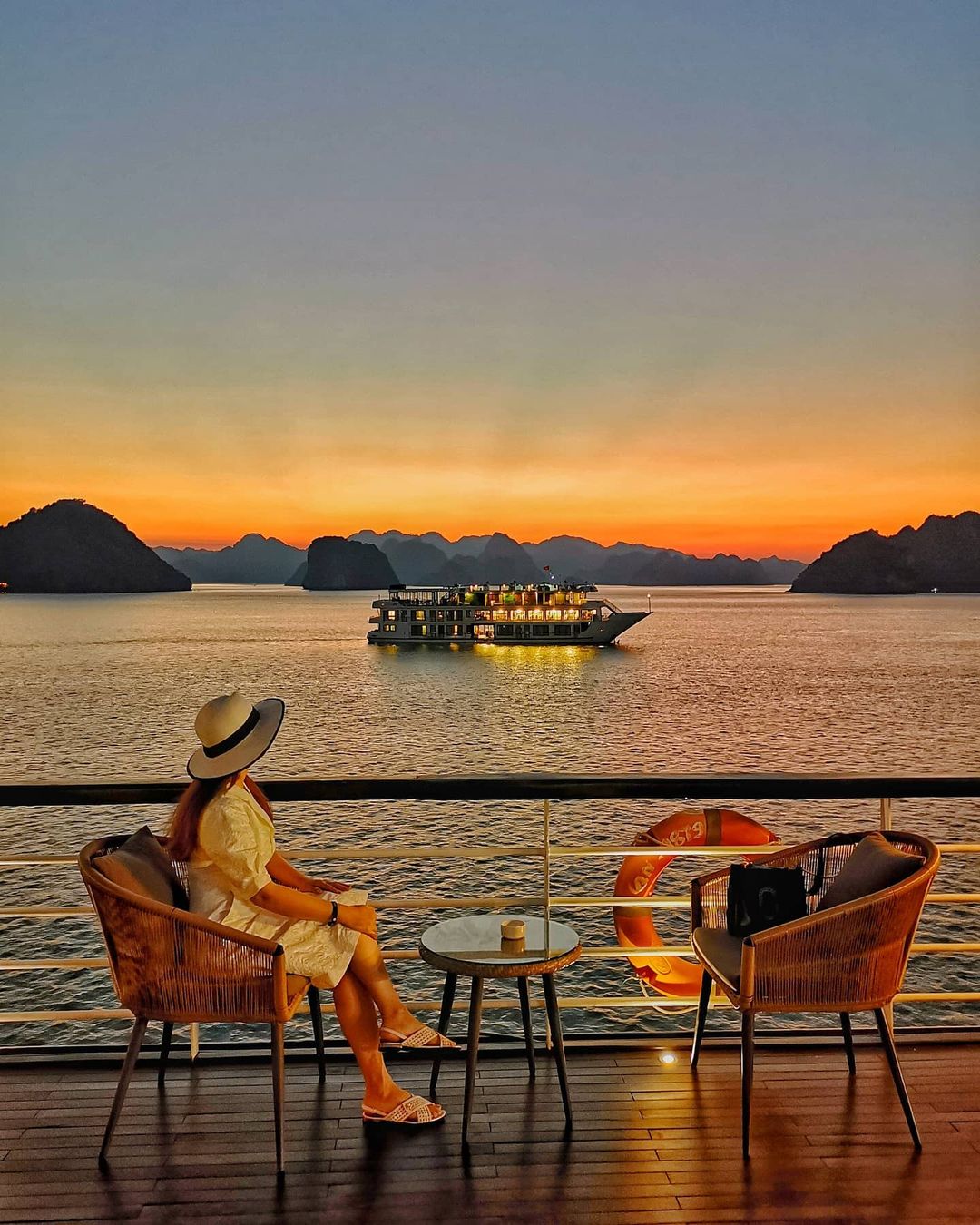 Tham gia bữa tiệc Sunset Party trên du thuyền Symphony Cruise Hạ Long