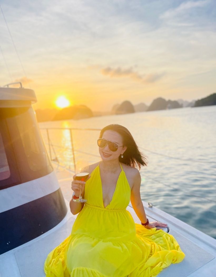 Tiệc hoàng hôn trên boong tàu Hercules Cruise